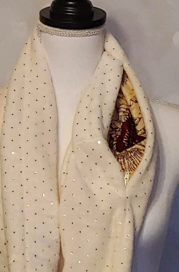 hidden zipper pocket close up